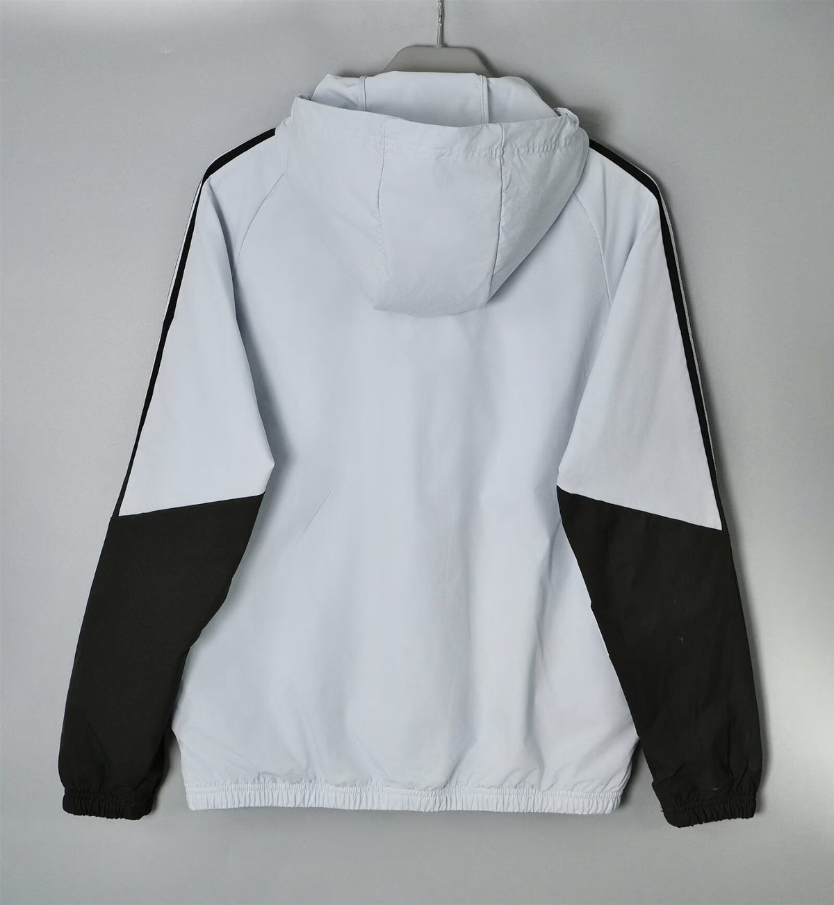 Chaqueta cortavientos con gorro Real Madrid 26-27 blanco con negro (tallas S-XXL)