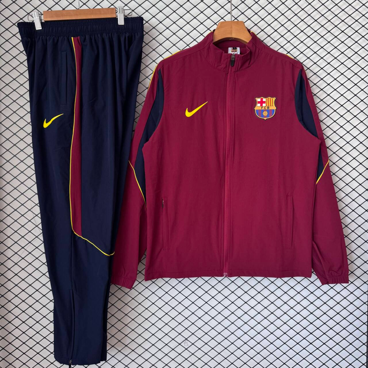 Chandal cortavientos Barcelona 26-27 rojo oscuro (tallas S-XXL)