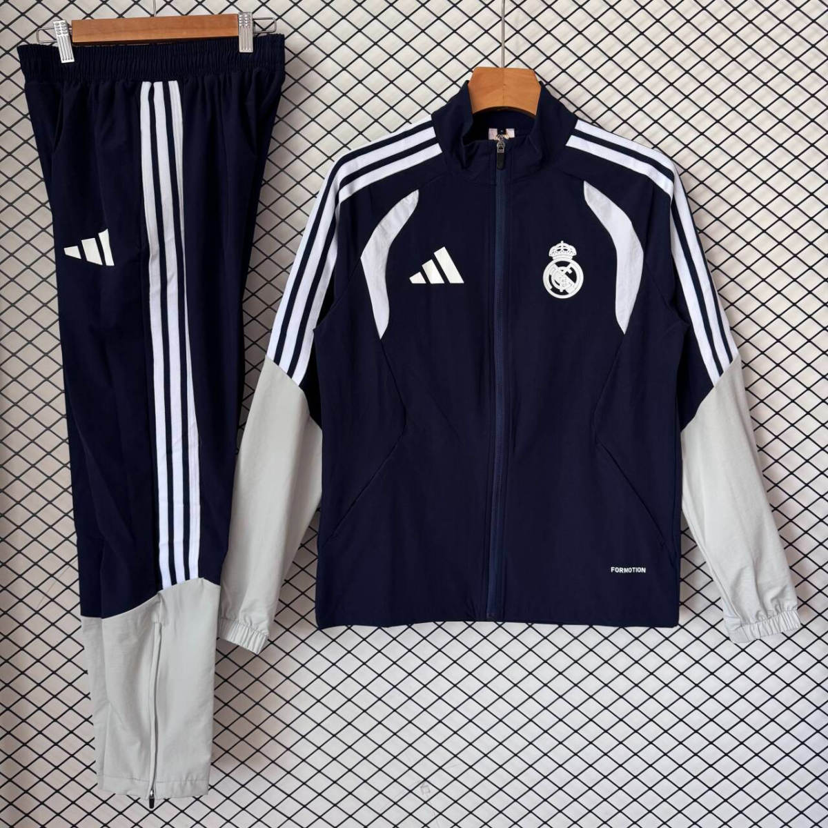 Chandal cortavientos Real Madrid 26/27 negro con blanco gris (tallas S-XXL)