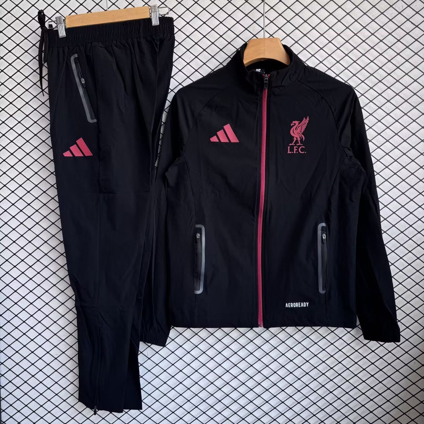 Chandal Liverpool 25/26 negro cortavientos (solo talla adulto)