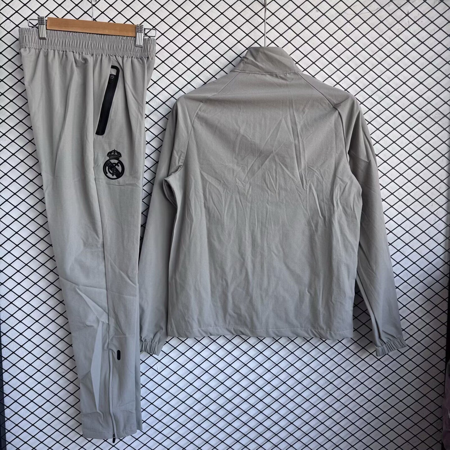 Chandal cortavientos gris Real Madrid 25-26 (Solo tallas S-2XL)