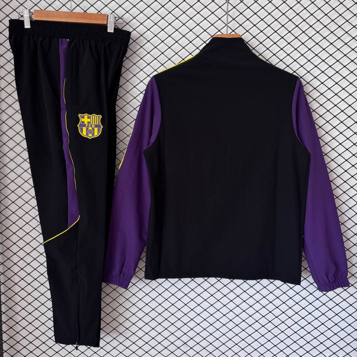 Chaqueta cortavientos Barcelona 26/27 negro con morada S-XXL (1).png