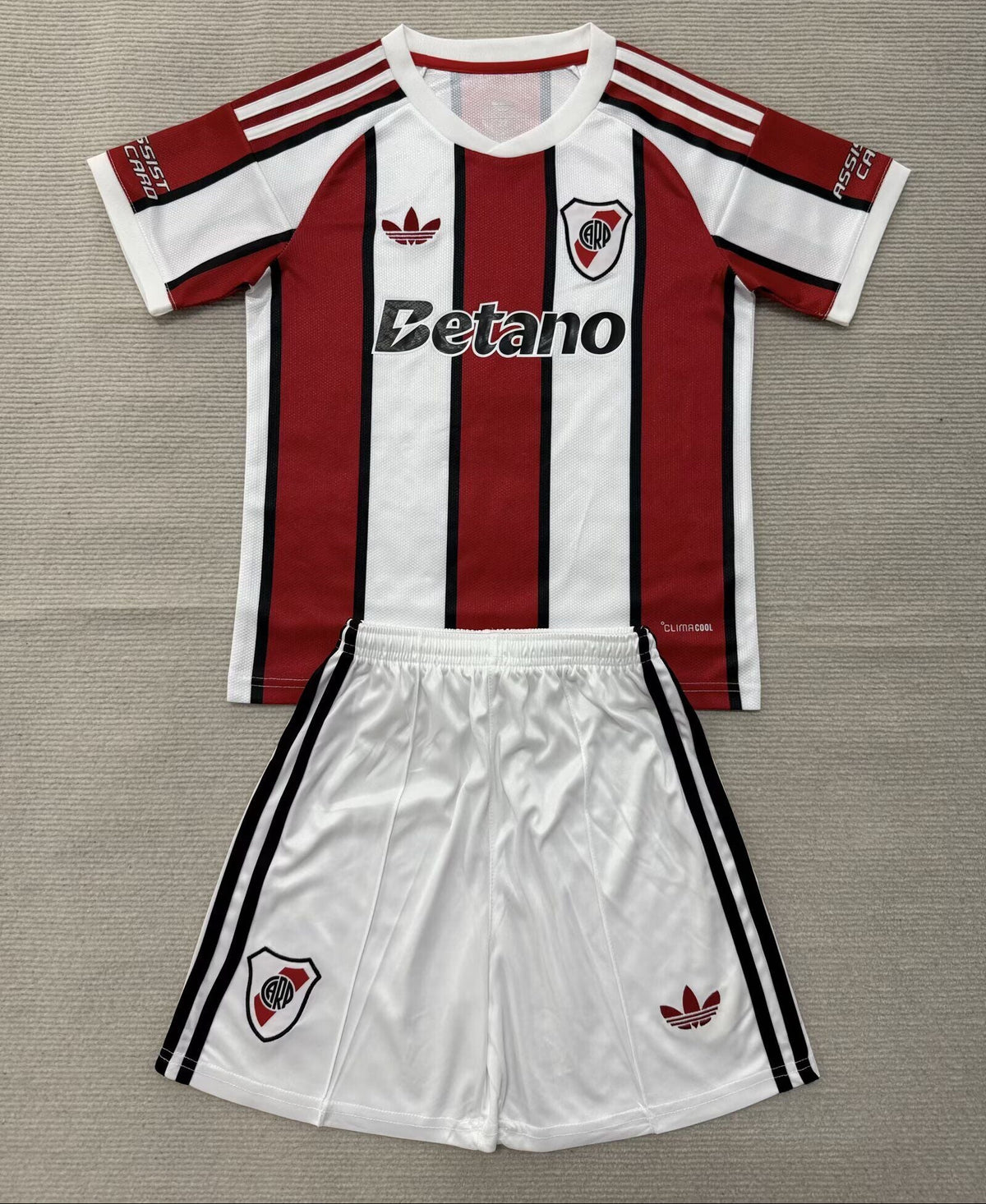 Equipacion River Plate 26-27 Visitante