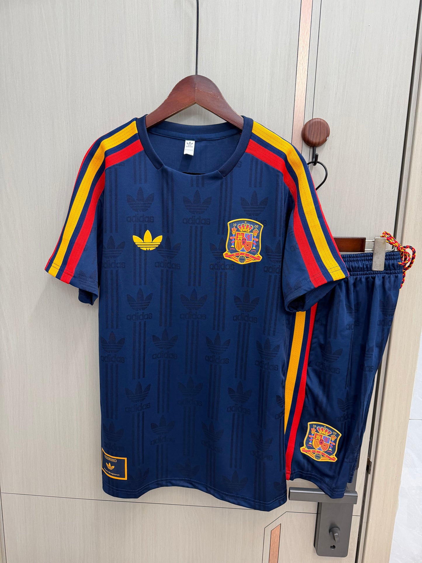 Conjunto de entrenamiento España 2026 azul oscuro modelo retro versión jugador (tallas S-4XL)