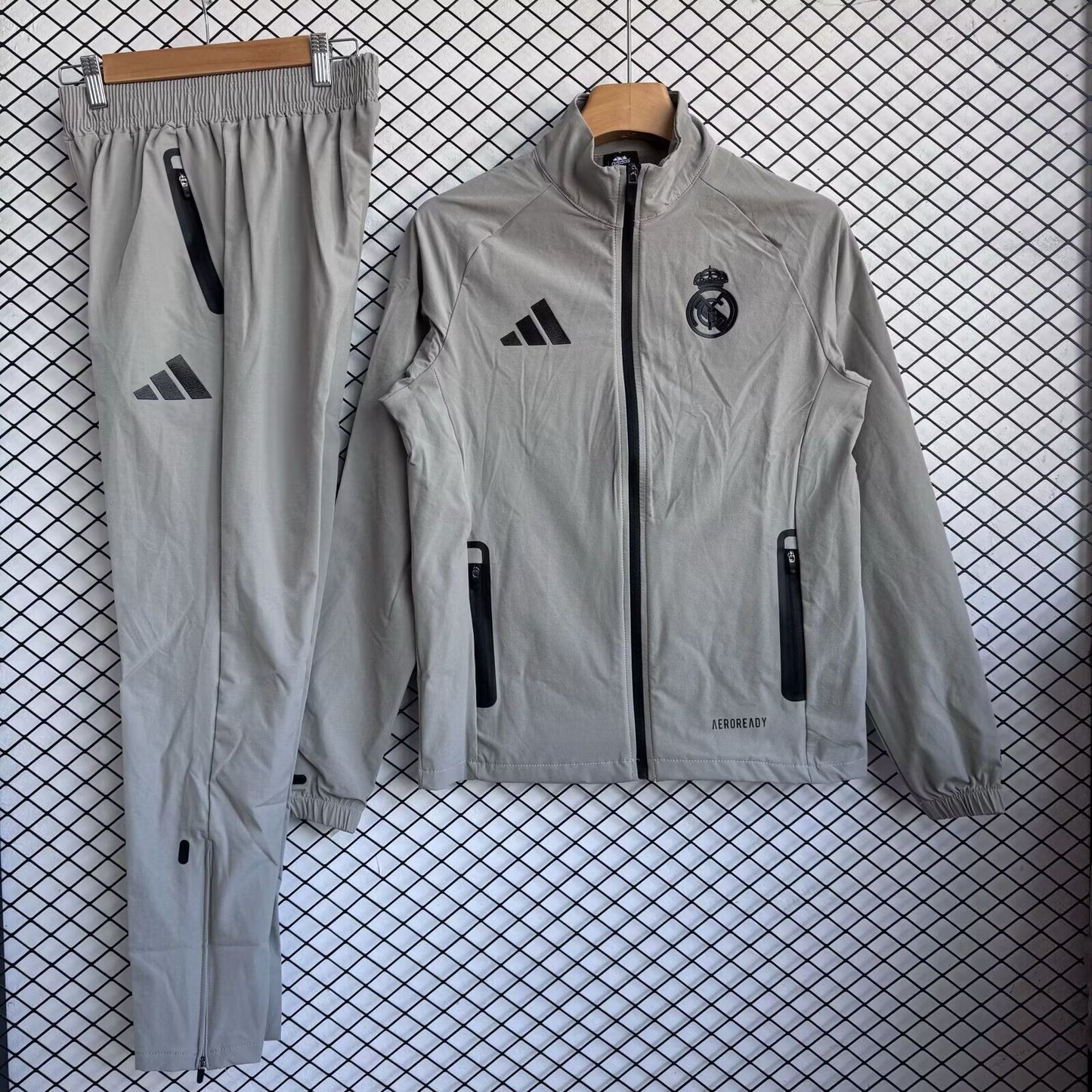 Chandal cortavientos gris Real Madrid 25-26 (Solo tallas S-2XL)