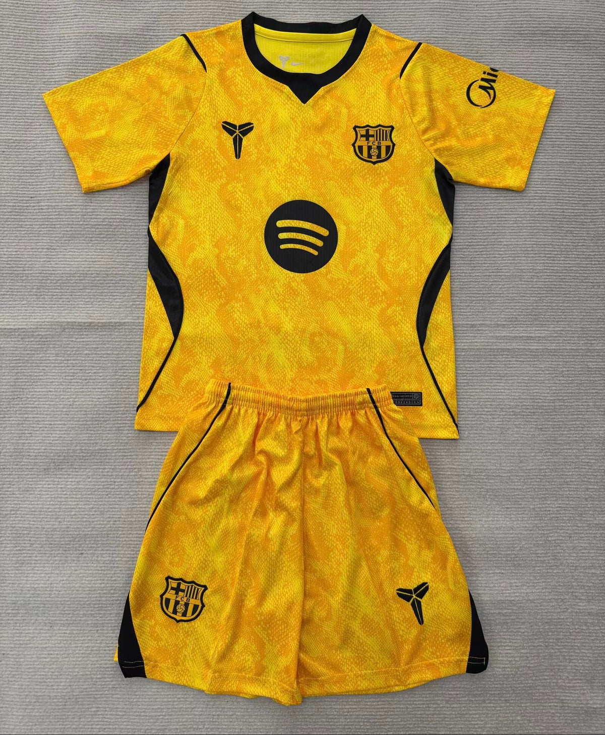 Equipacion portero Barcelona 26-27 amarilla