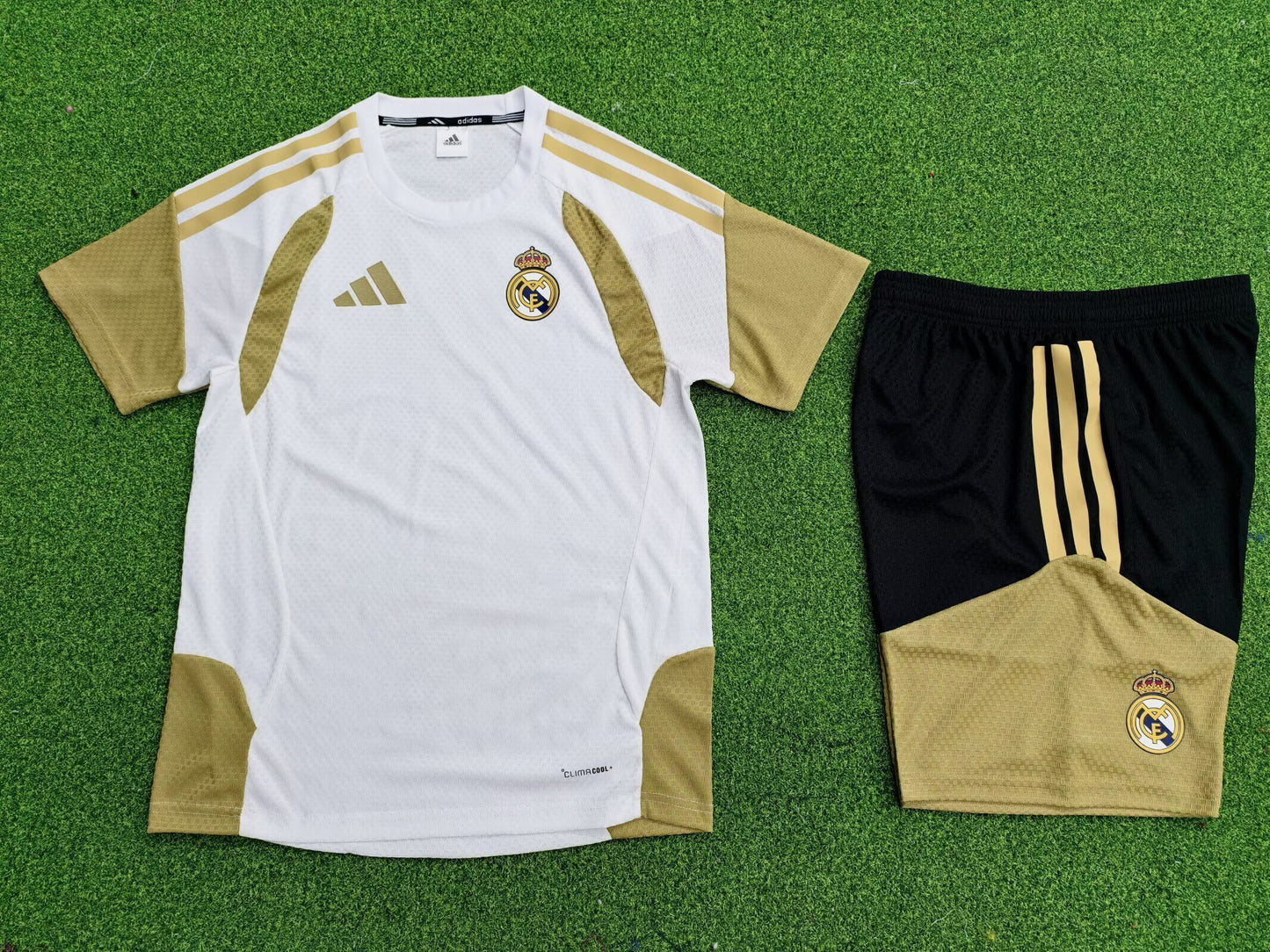 Equipacion Real Madrid especial oro