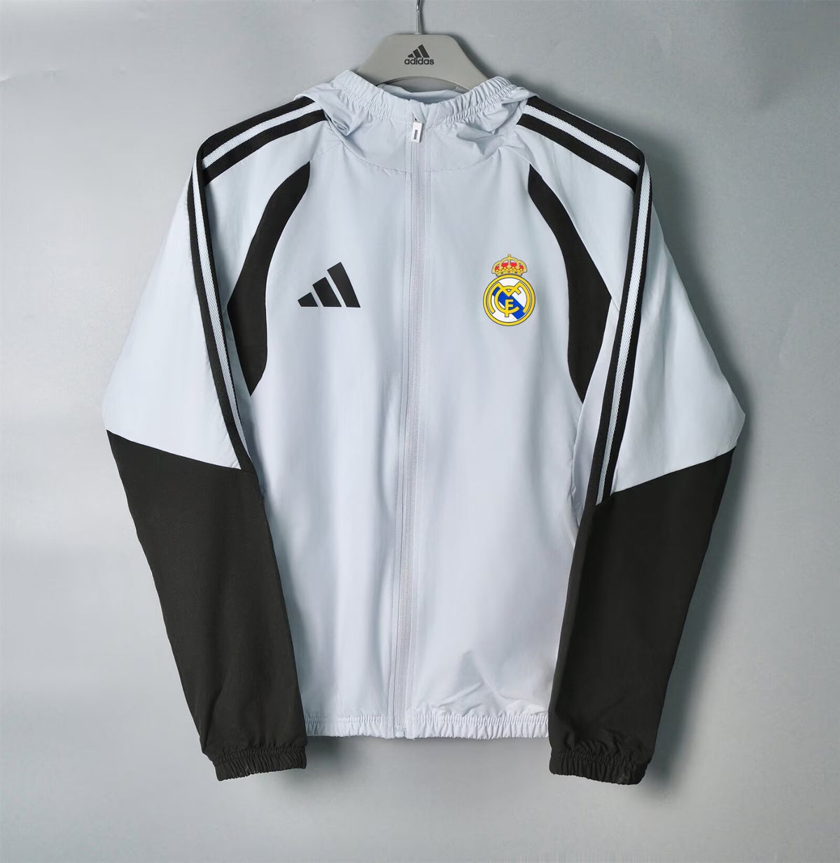 Chaqueta cortavientos con gorro Real Madrid 26-27 blanco con negro (tallas S-XXL)