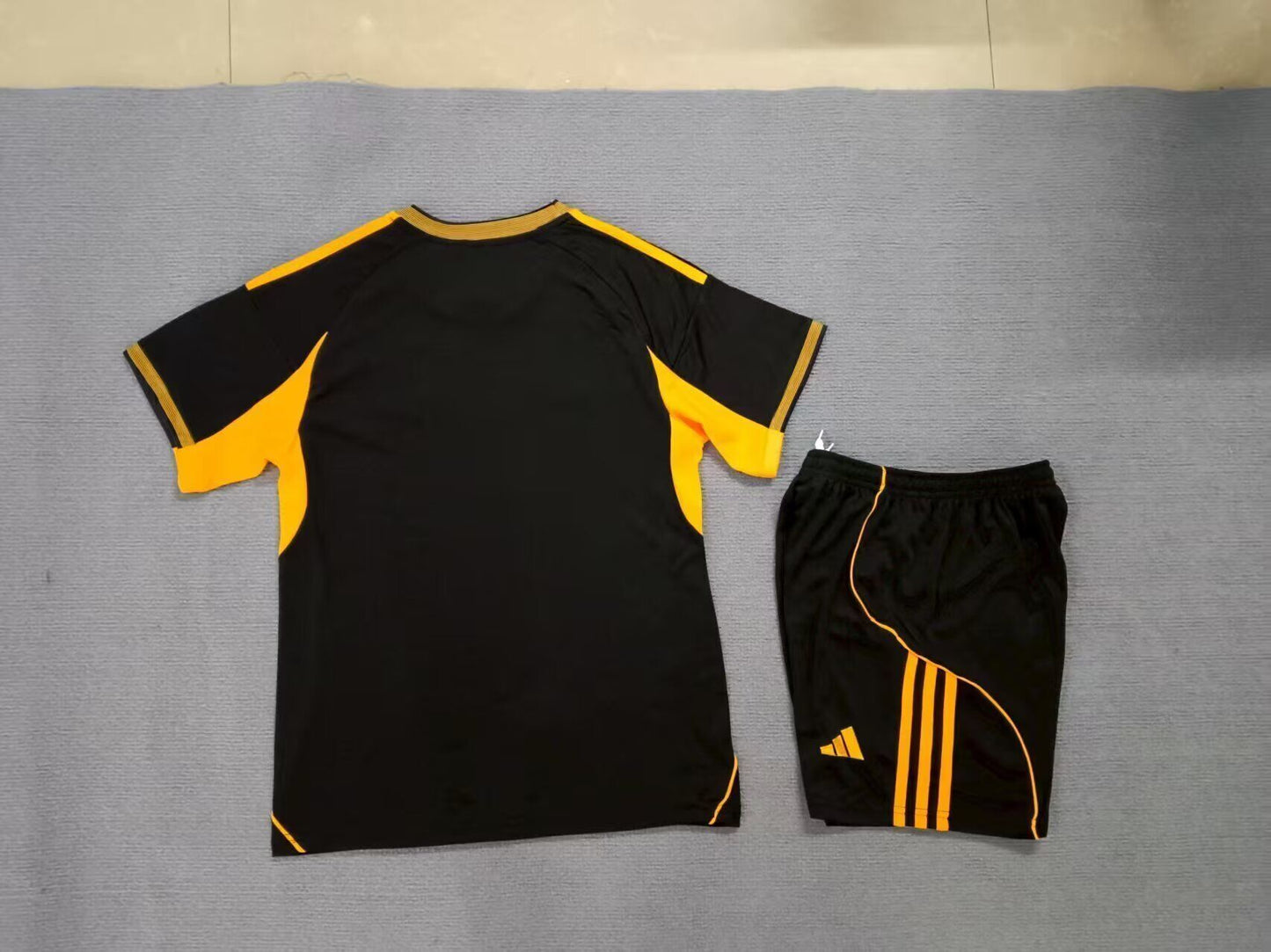 Equipacion Real Madrid especial negra