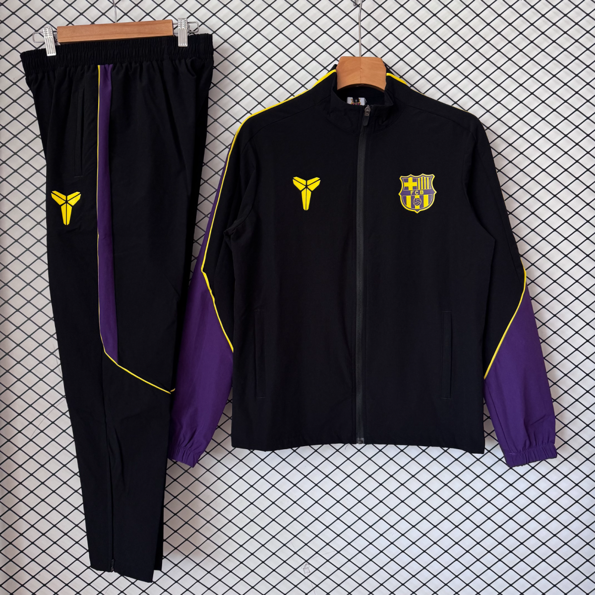 Chaqueta cortavientos Barcelona 26/27 negro con morada S-XXL (1).png