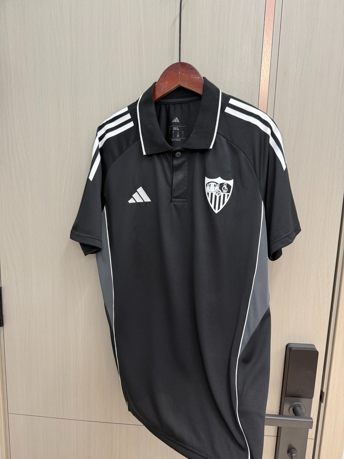 Polo Sevilla 25/26 Negro (tallas S-2XL)