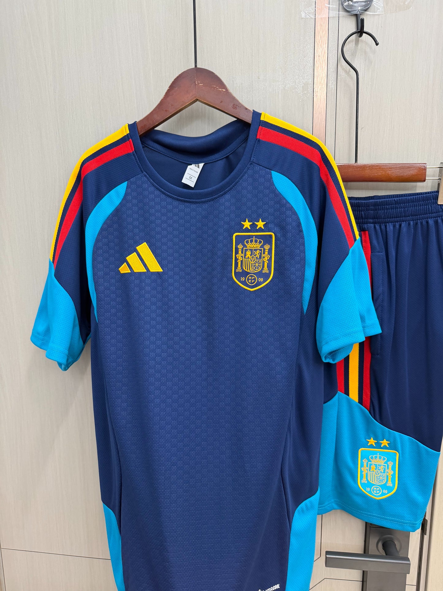 Conjunto de entrenamiento España dos estrellas Mundial 2026 azul oscuro (Tallas adulto y niño)
