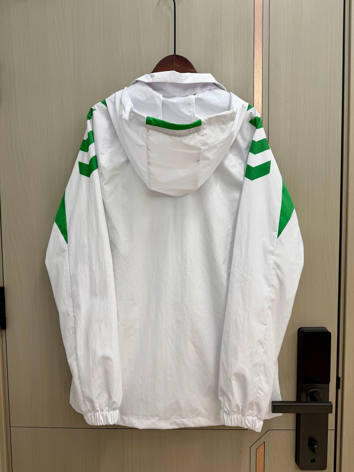 Chaqueta cortavientos blanca Betis con capucha (tallas S-XXL)