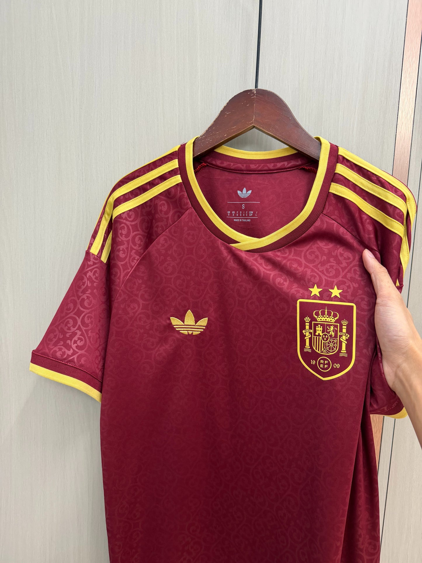 Camiseta España dos estrellas Mundial 2026 granate (solo versión fans) (tallas S-4XL)