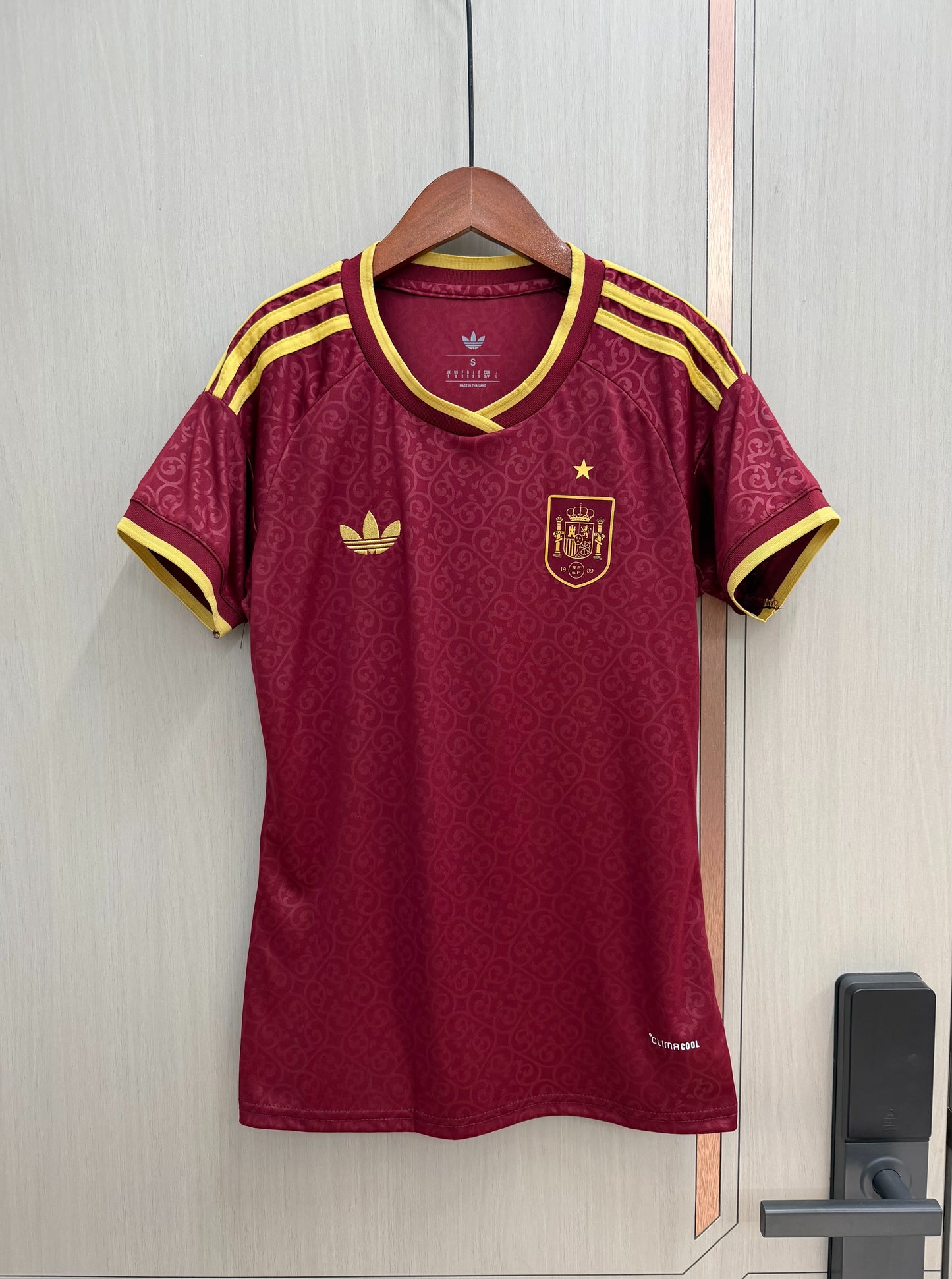 Camiseta España Mundial 2026 version mujer granate (solo versión fans)  (tallas S-2XL)