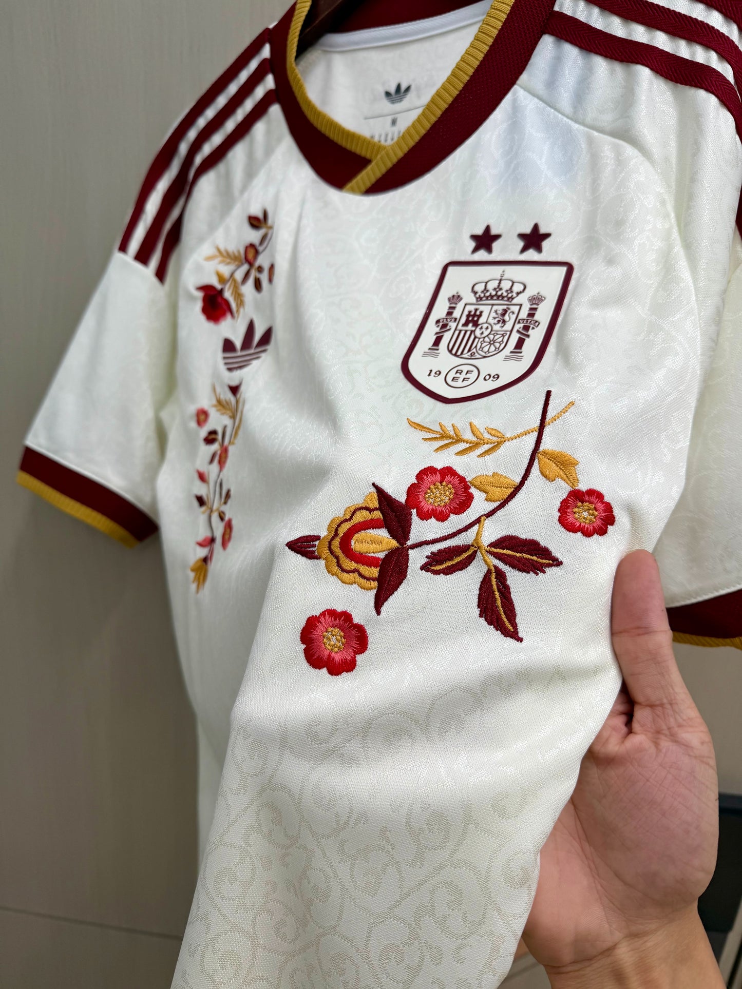 Camiseta España 2026 dos estrellas con bordado de flor version jugador (tallas S-2XL)