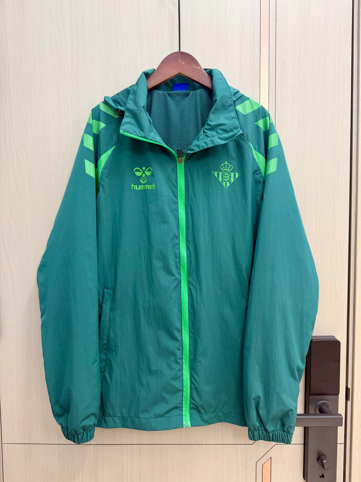 Chaqueta cortavientos verde Betis con capucha (tallas S-XXL)