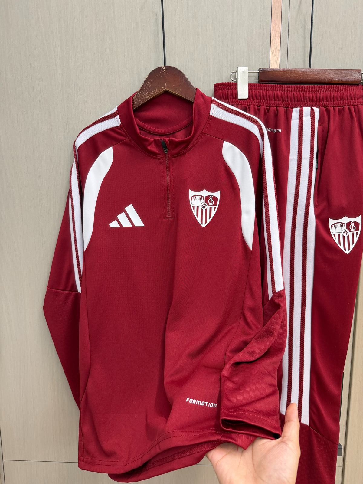 Chandal Sevilla 26-27 (tallas S-2XL)