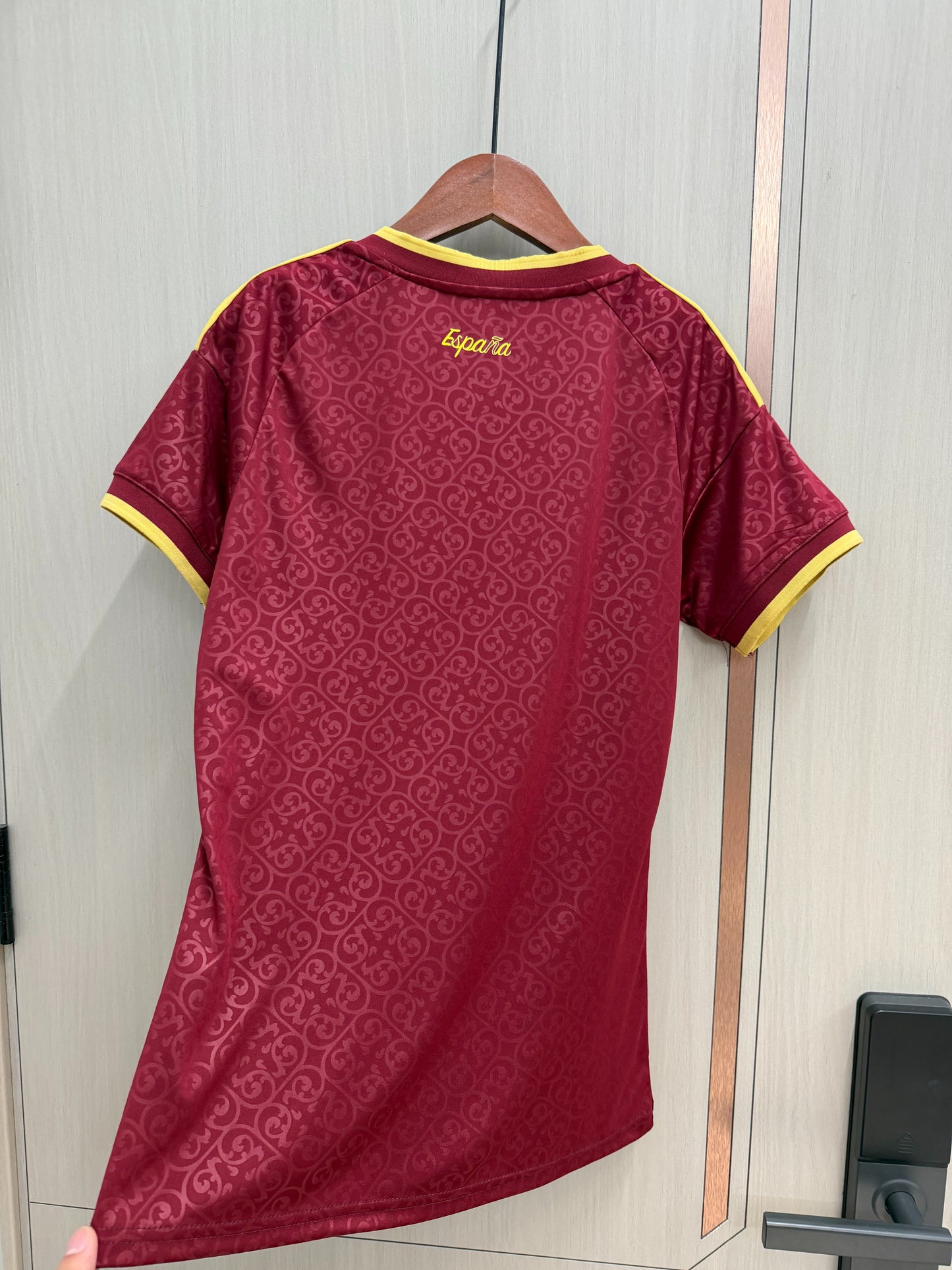 Camiseta España Mundial 2026 version mujer granate (solo versión fans)  (tallas S-2XL)