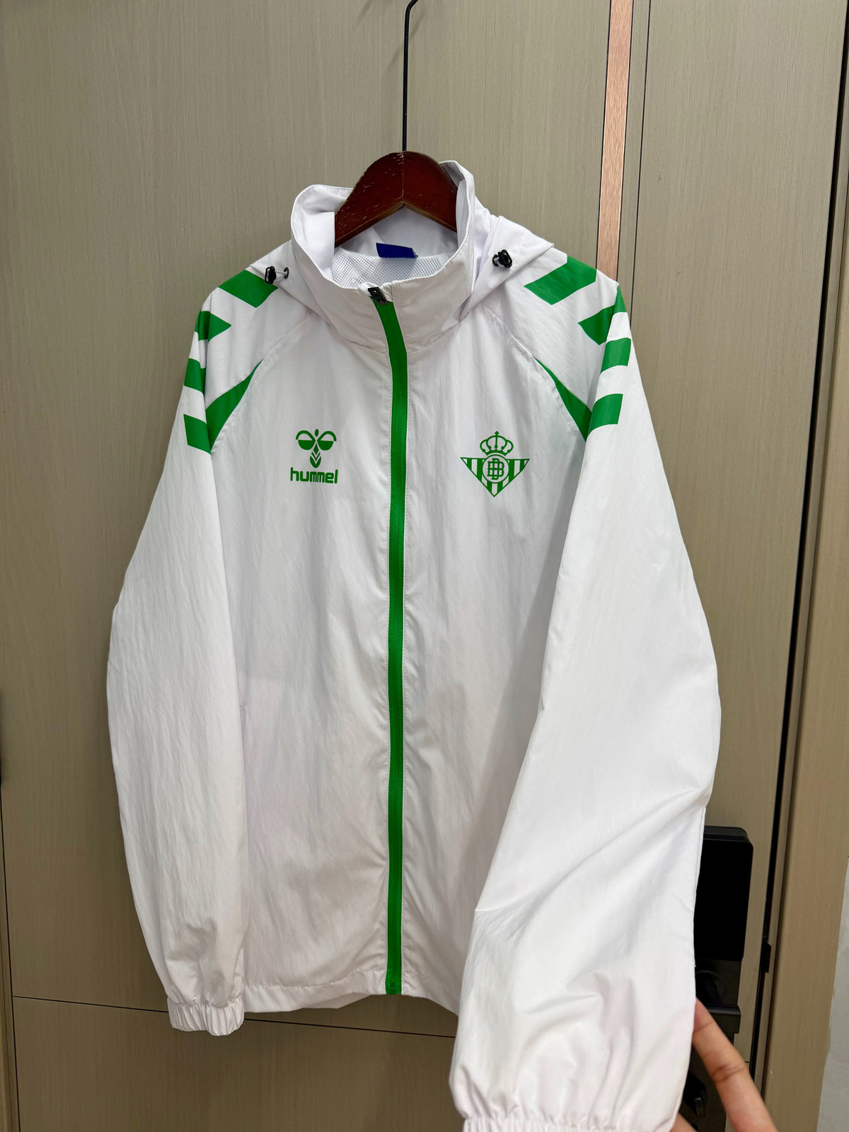 Chaqueta cortavientos blanca Betis con capucha (tallas S-XXL)