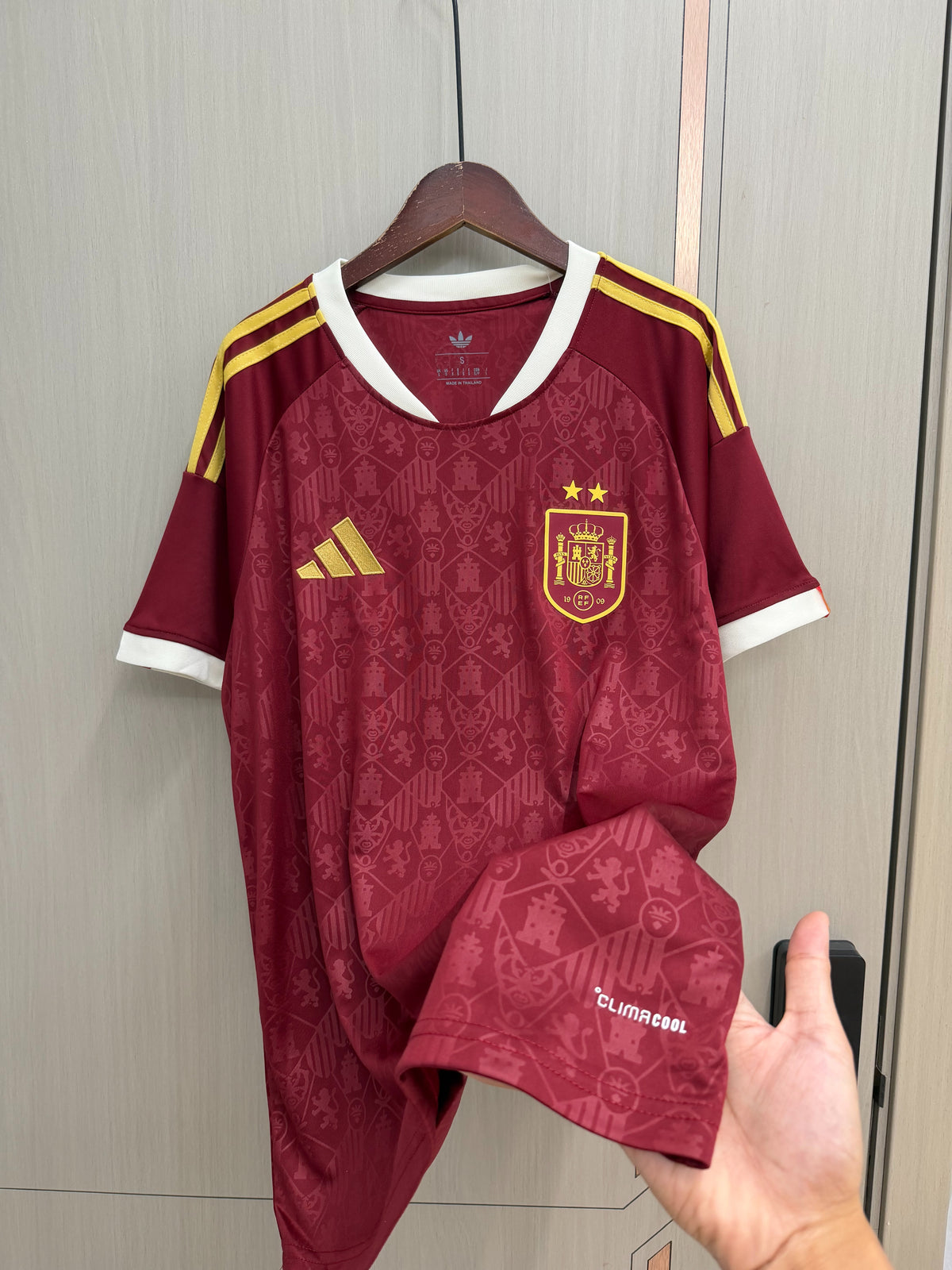 Camiseta España dos estrellas 2026 granate/blanca (solo versión fans) (tallas S-4XL)