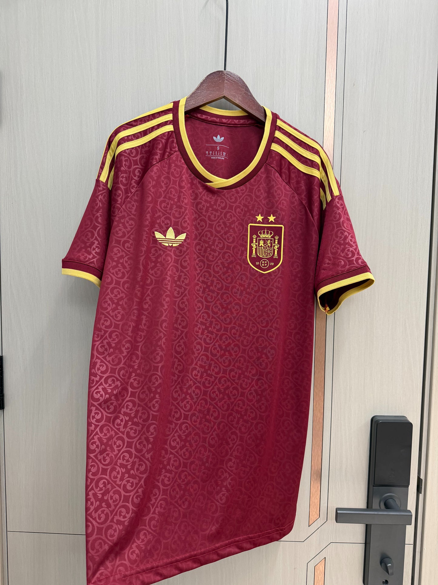 Camiseta España dos estrellas Mundial 2026 granate (solo versión fans) (tallas S-4XL)