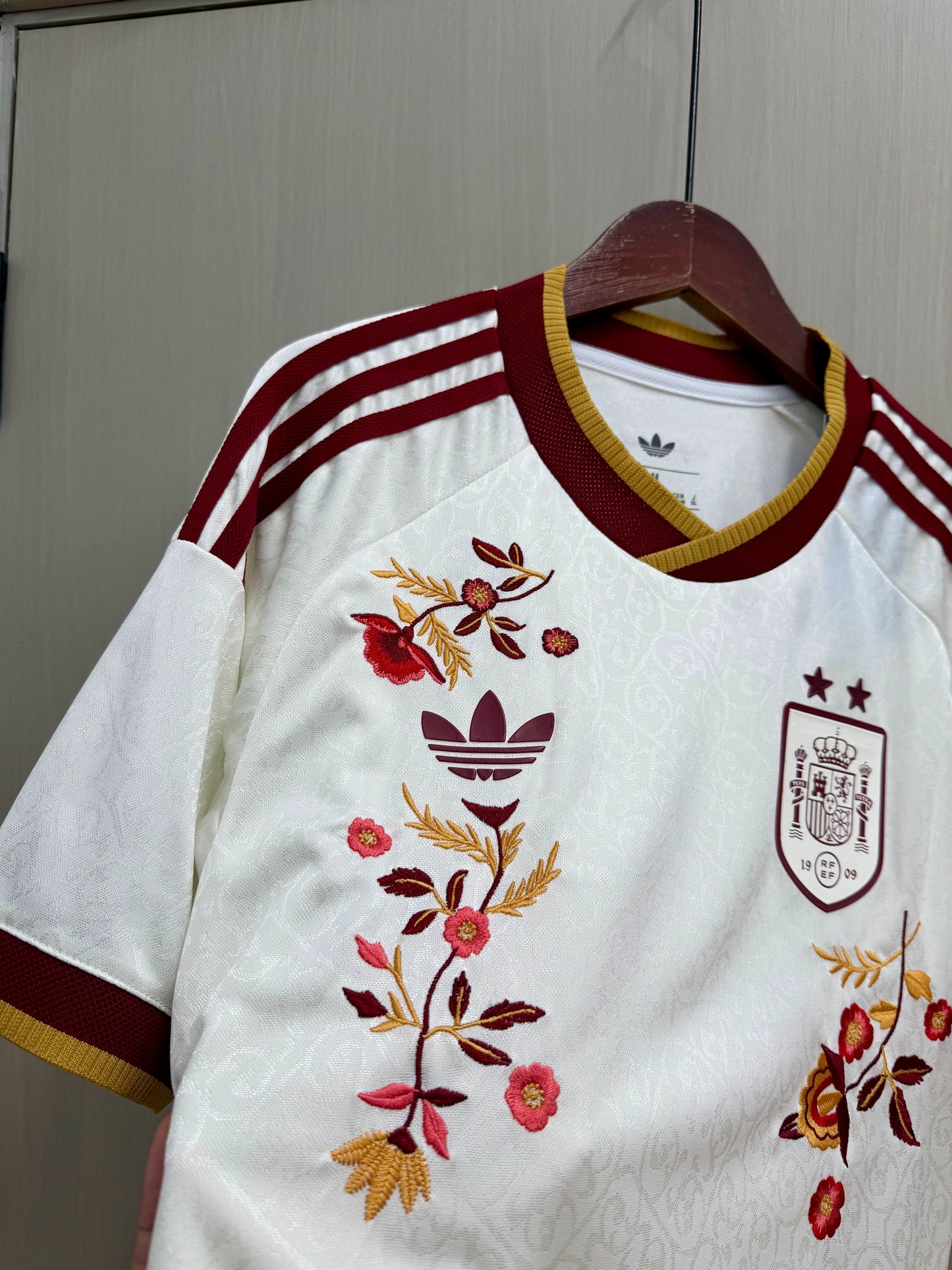 Camiseta España 2026 dos estrellas con bordado de flor version jugador (tallas S-2XL)
