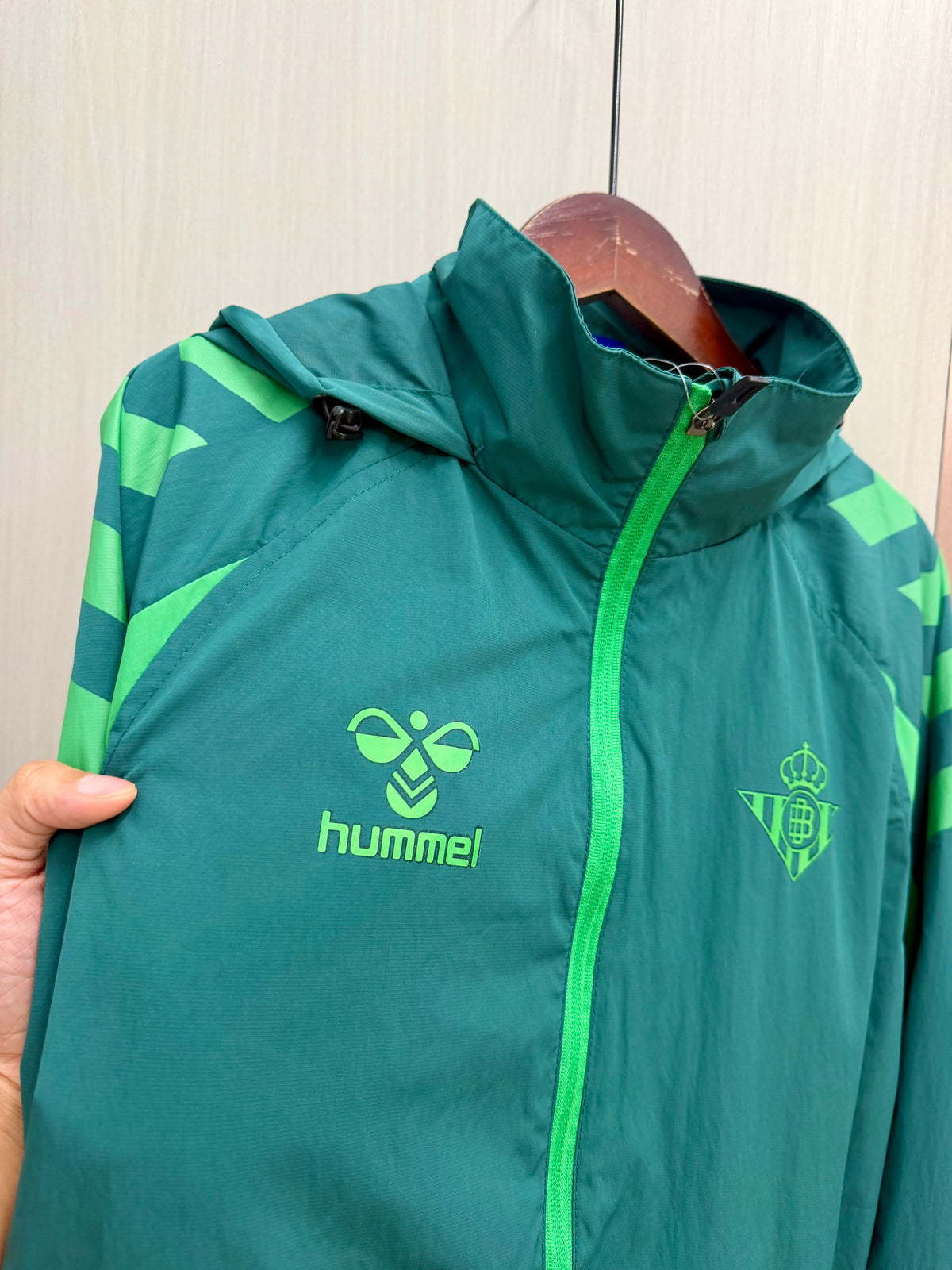 Chaqueta cortavientos verde Betis con capucha (tallas S-XXL)
