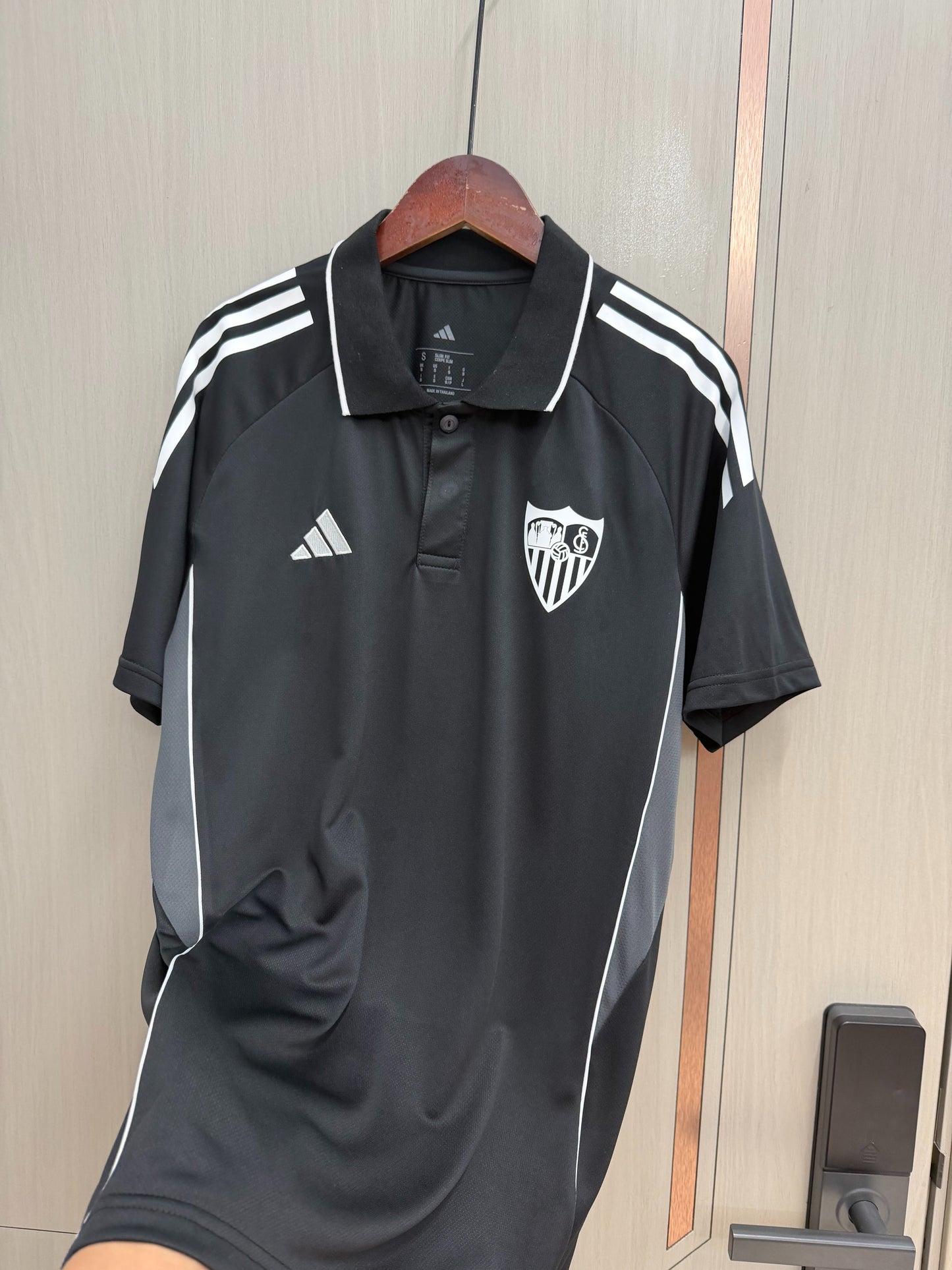 Polo Sevilla 25/26 Negro (tallas S-2XL)