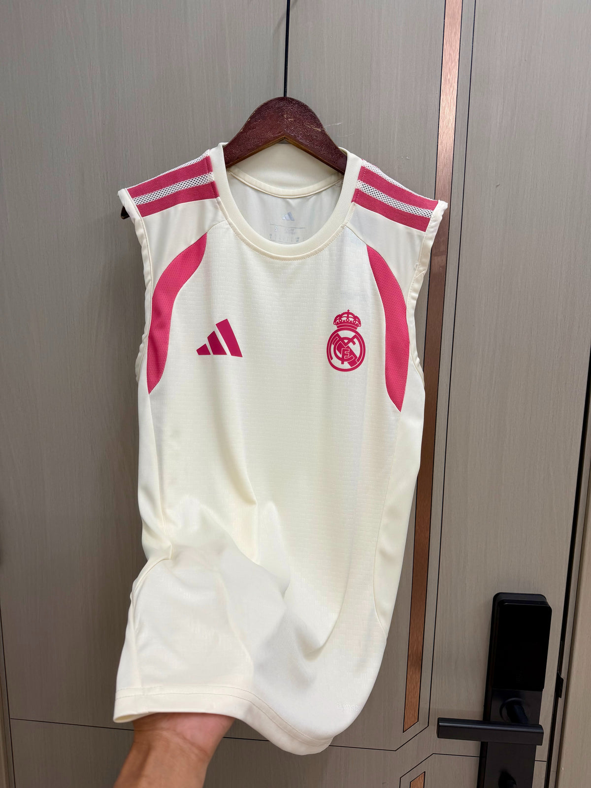 Conjunto sin mangas Real Madrid 26-27 blanco con rosa (tallas S-XXL)