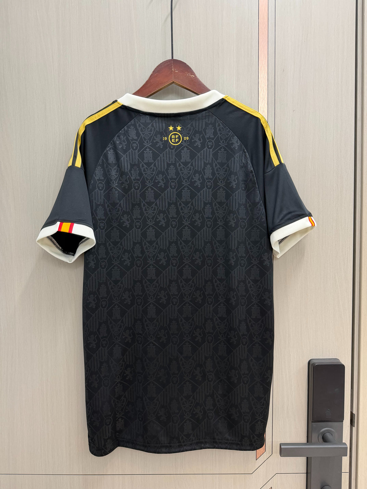 Camiseta España dos estrellas Mundial 2026 negra/blanca (solo versión fans) (tallas S-4XL)