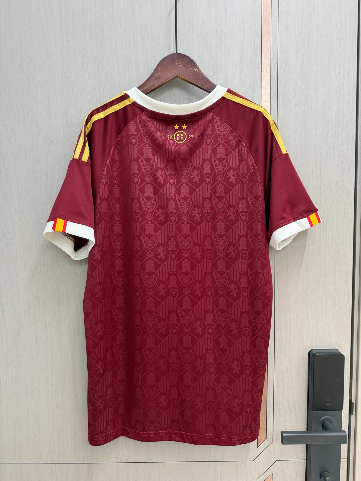 Camiseta España dos estrellas 2026 granate/blanca (solo versión fans) (tallas S-4XL)