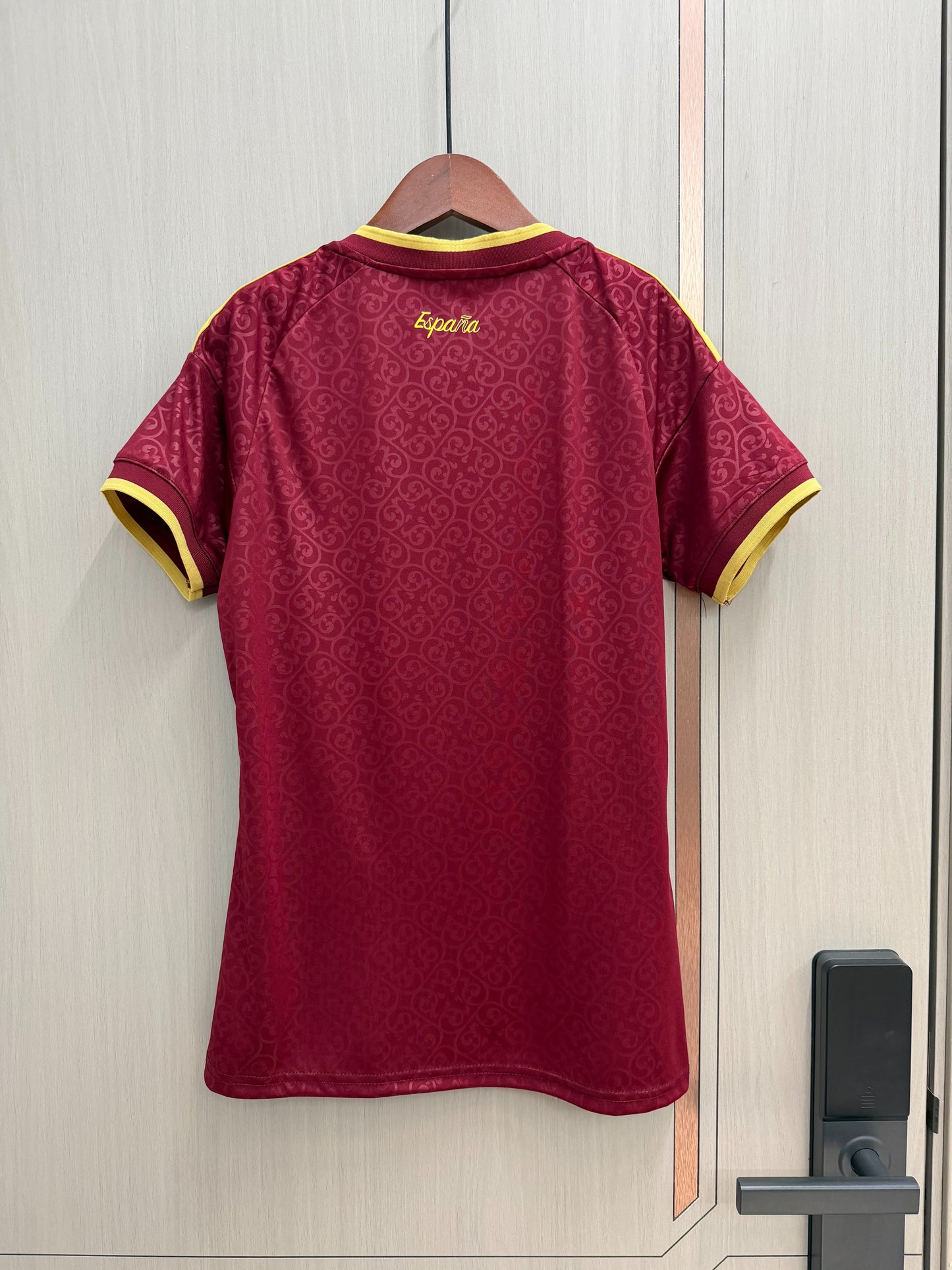 Camiseta España Mundial 2026 version mujer granate (solo versión fans)  (tallas S-2XL)