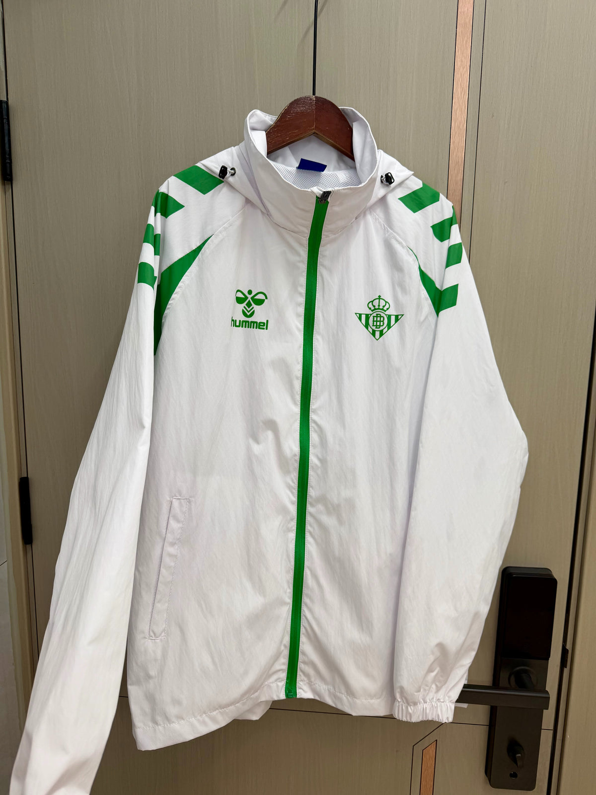 Chaqueta cortavientos blanca Betis con capucha (tallas S-XXL)