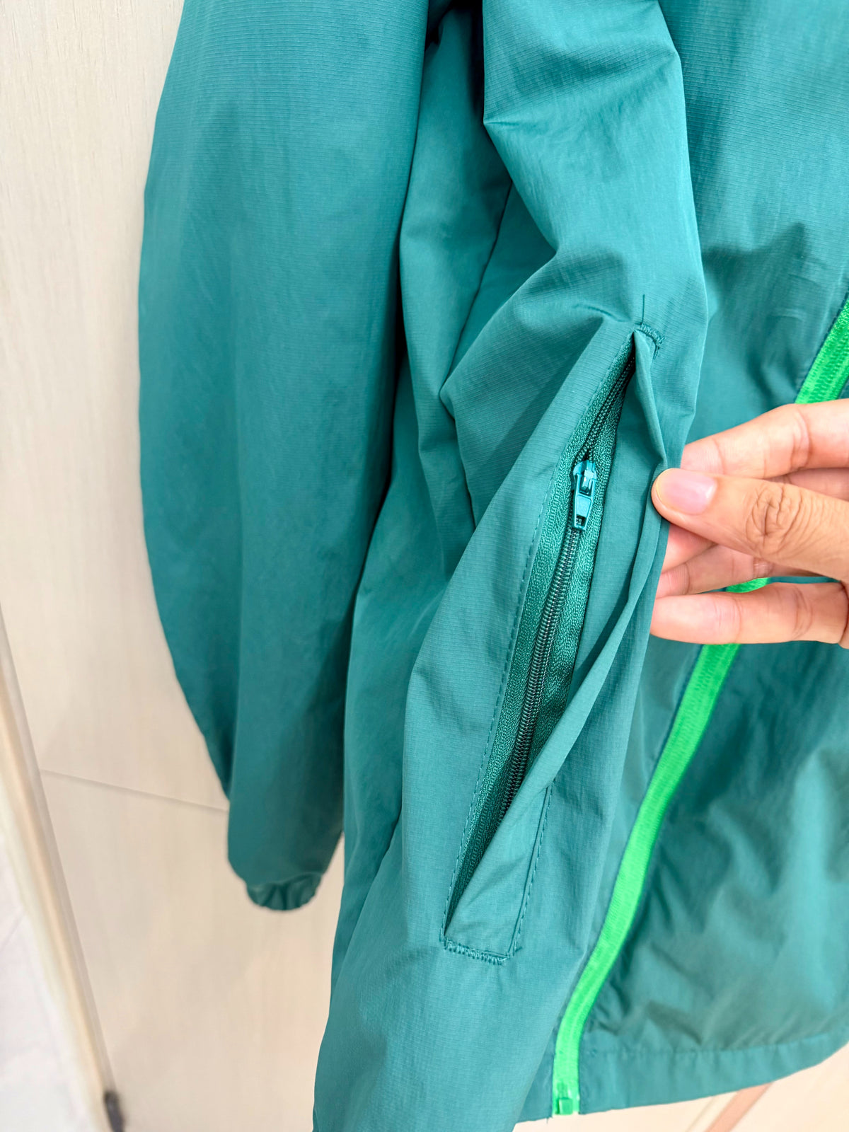 Chaqueta cortavientos verde Betis con capucha (tallas S-XXL)