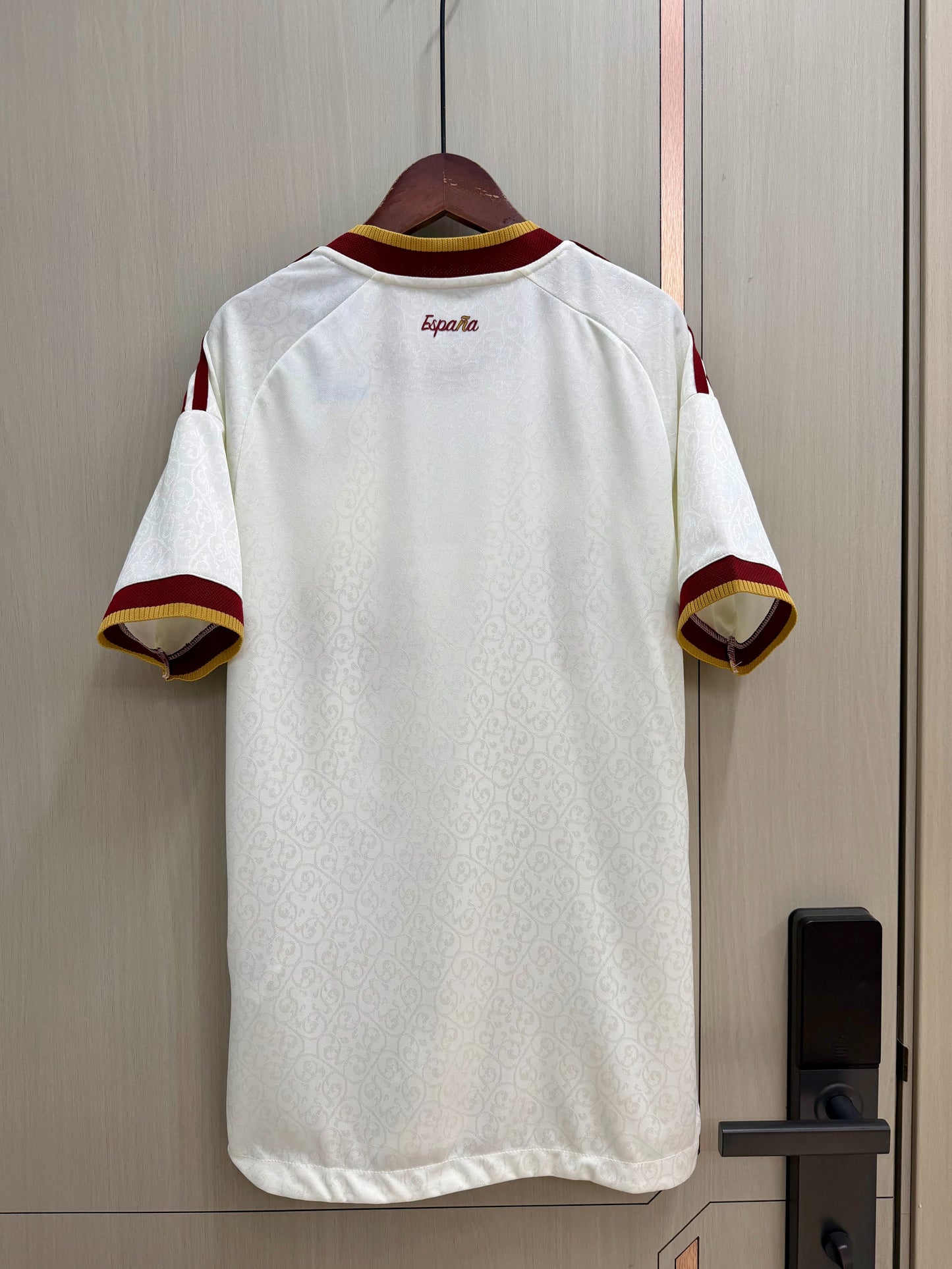 Camiseta España 2026 dos estrellas con bordado de flor version jugador (tallas S-2XL)