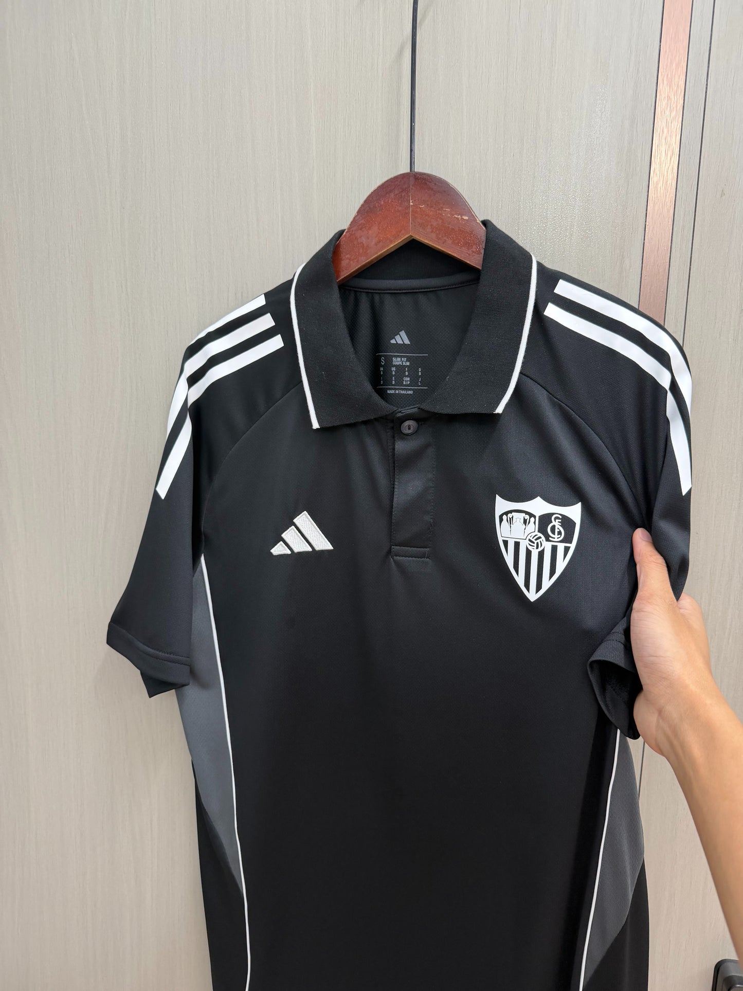 Polo Sevilla 25/26 Negro (tallas S-2XL)