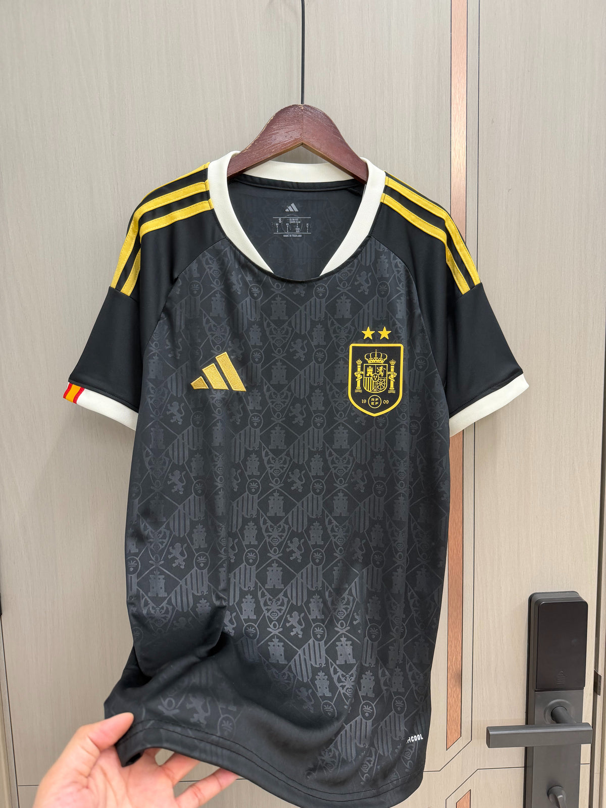 Camiseta España dos estrellas Mundial 2026 negra/blanca (solo versión fans) (tallas S-4XL)