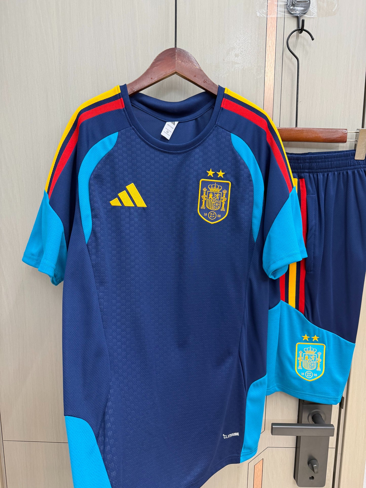 Conjunto de entrenamiento España dos estrellas Mundial 2026 azul oscuro (Tallas adulto y niño)