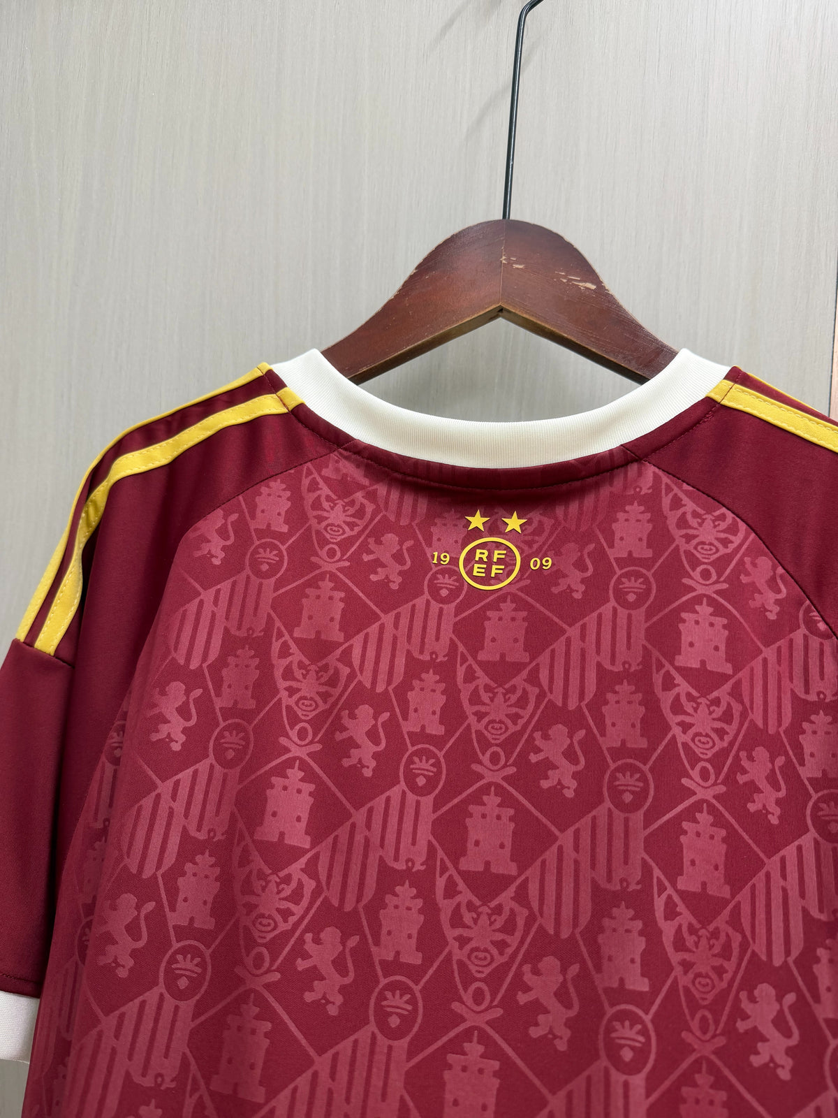 Camiseta España dos estrellas 2026 granate/blanca (solo versión fans) (tallas S-4XL)