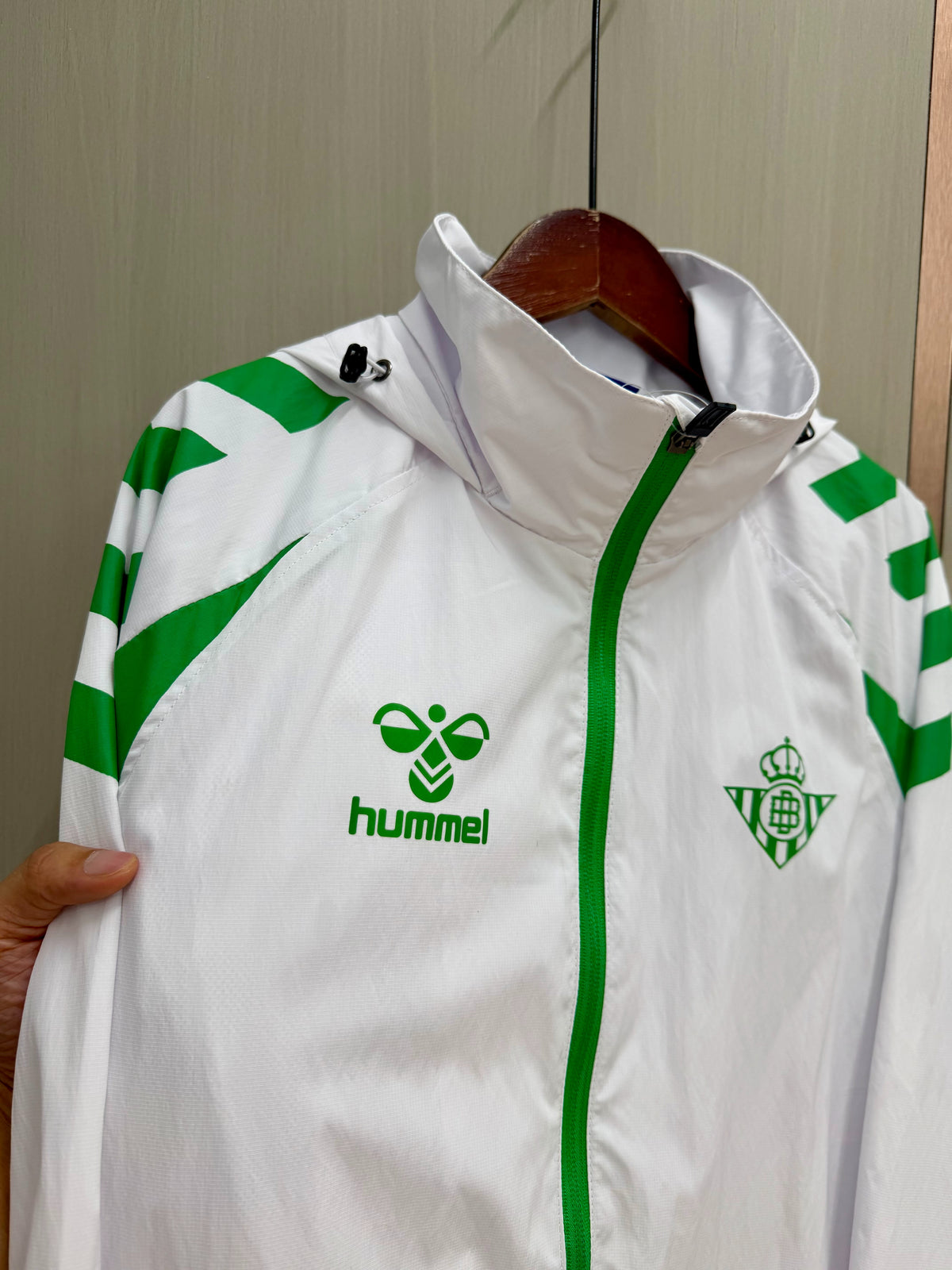 Chaqueta cortavientos blanca Betis con capucha (tallas S-XXL)