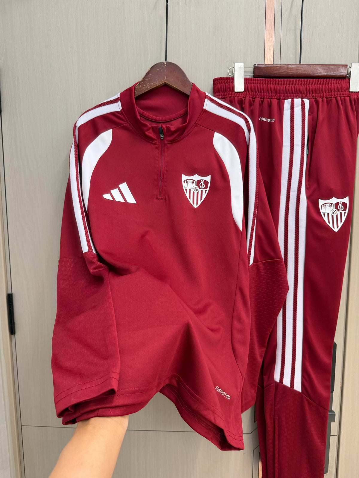 Chandal Sevilla 26-27 (tallas S-2XL)