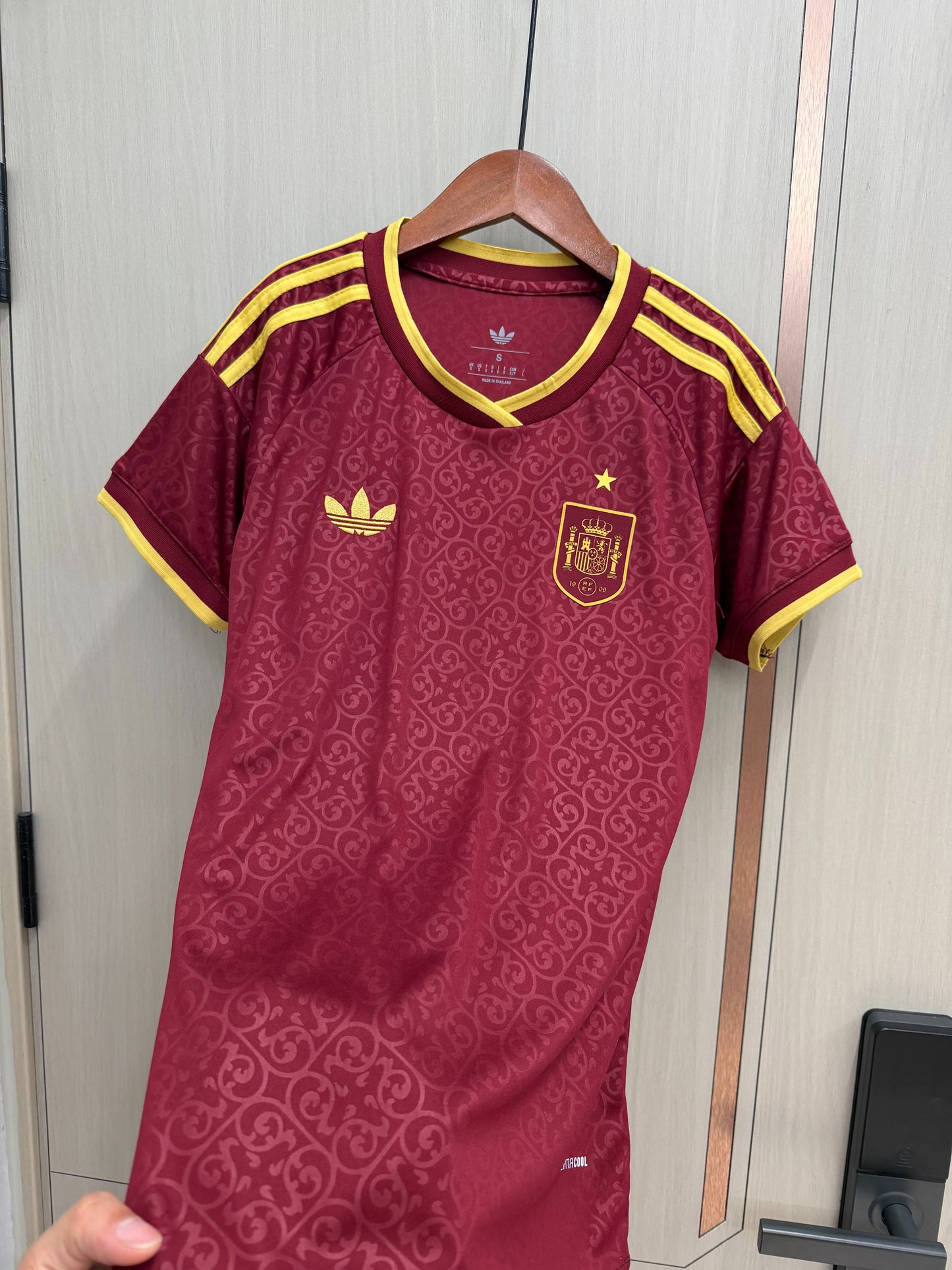 Camiseta España Mundial 2026 version mujer granate (solo versión fans)  (tallas S-2XL)