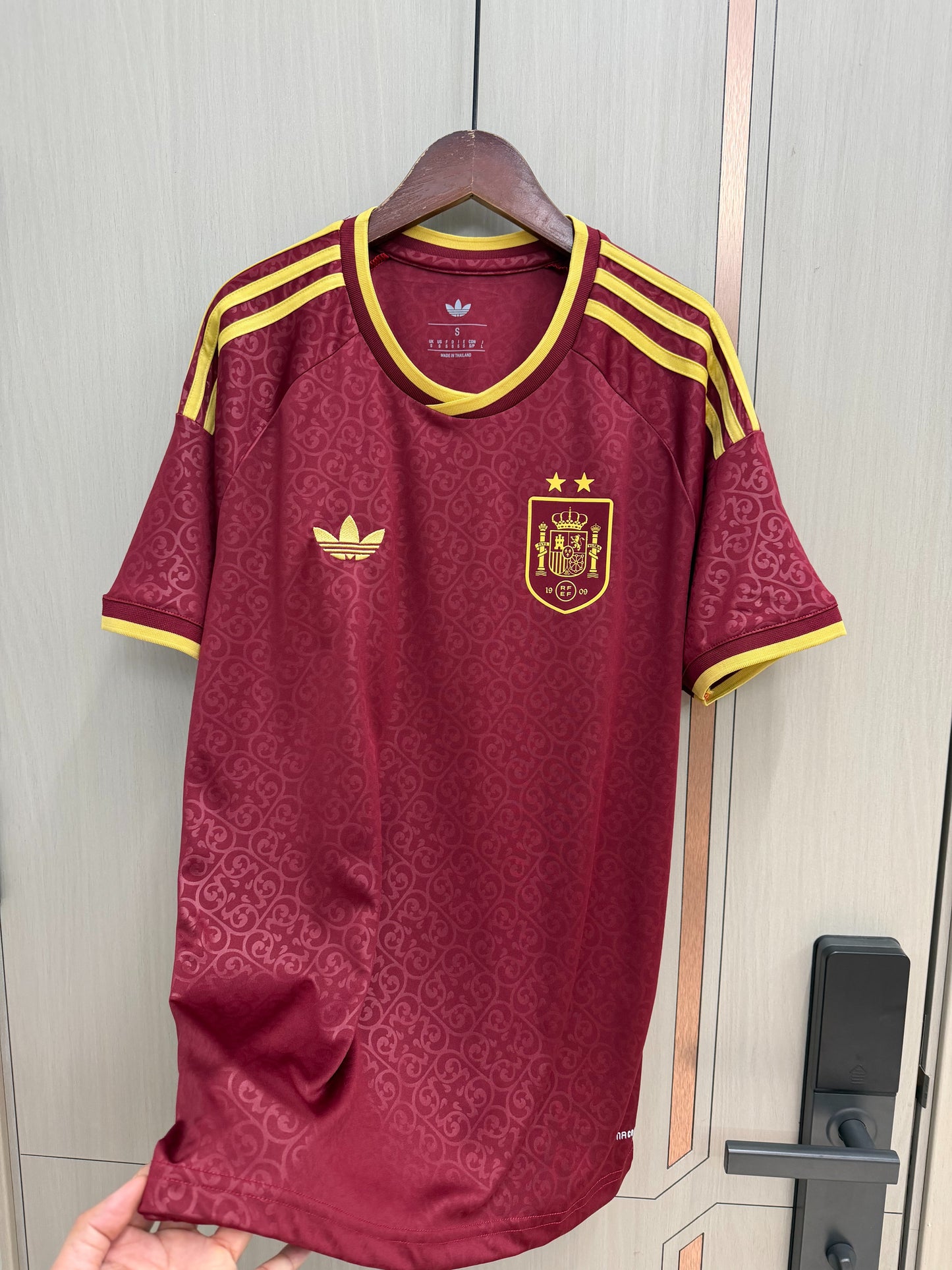 Camiseta España dos estrellas Mundial 2026 granate (solo versión fans) (tallas S-4XL)