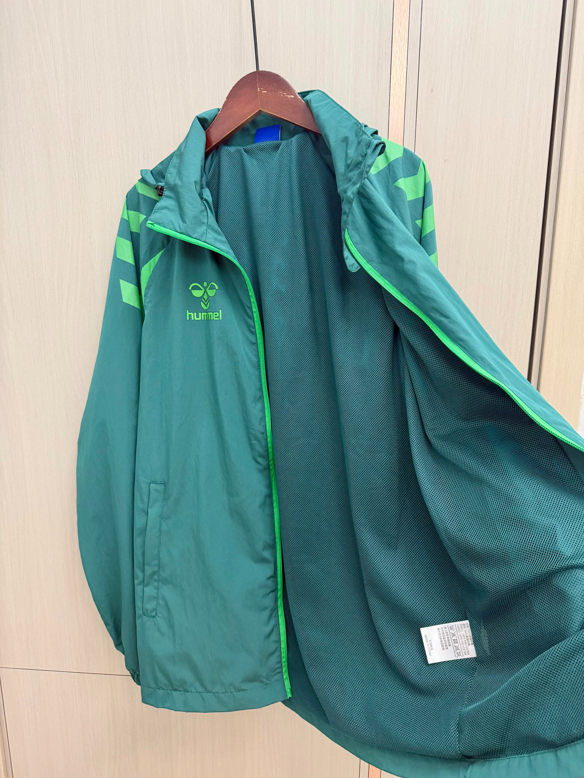 Chaqueta cortavientos verde Betis con capucha (tallas S-XXL)