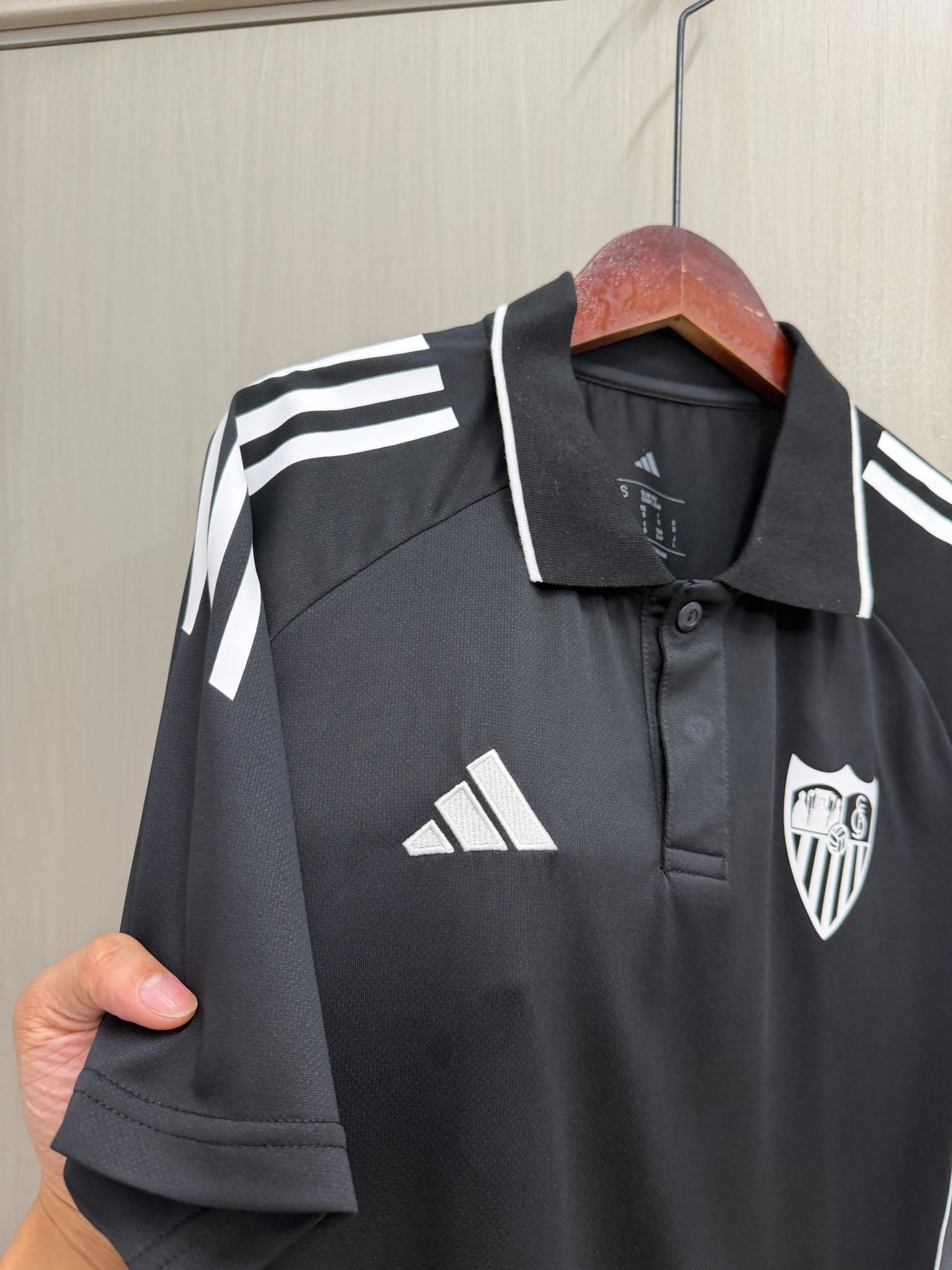 Polo Sevilla 25/26 Negro (tallas S-2XL)