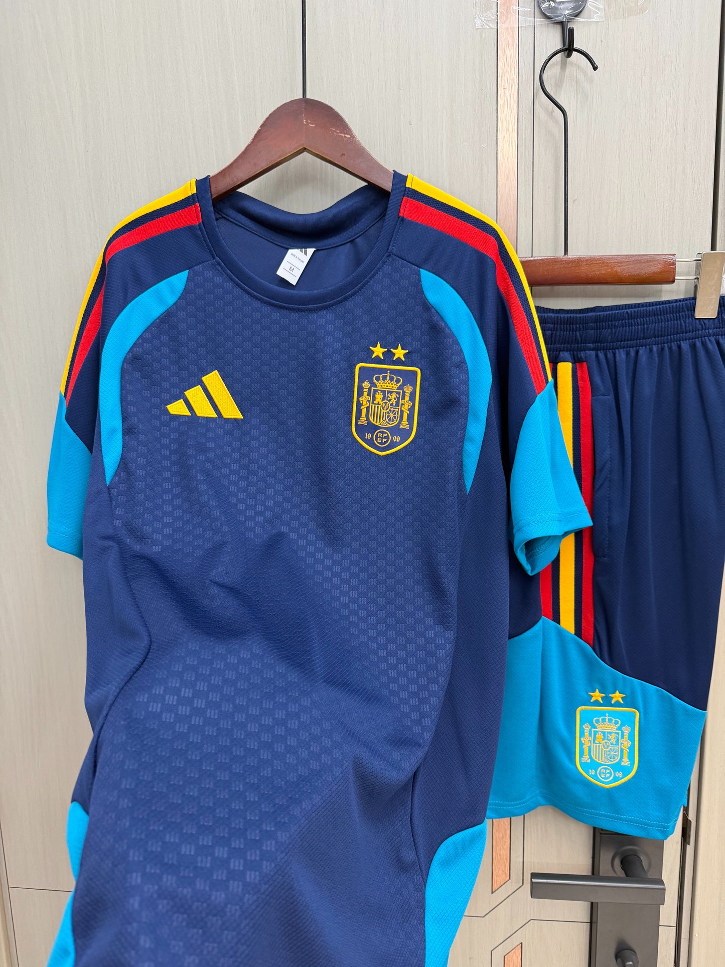Conjunto de entrenamiento España dos estrellas Mundial 2026 azul oscuro (Tallas adulto y niño)