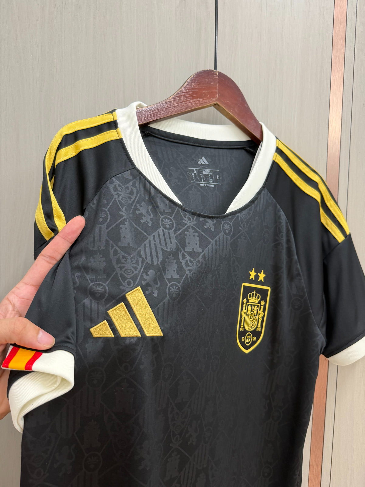Camiseta España dos estrellas Mundial 2026 negra/blanca (solo versión fans) (tallas S-4XL)