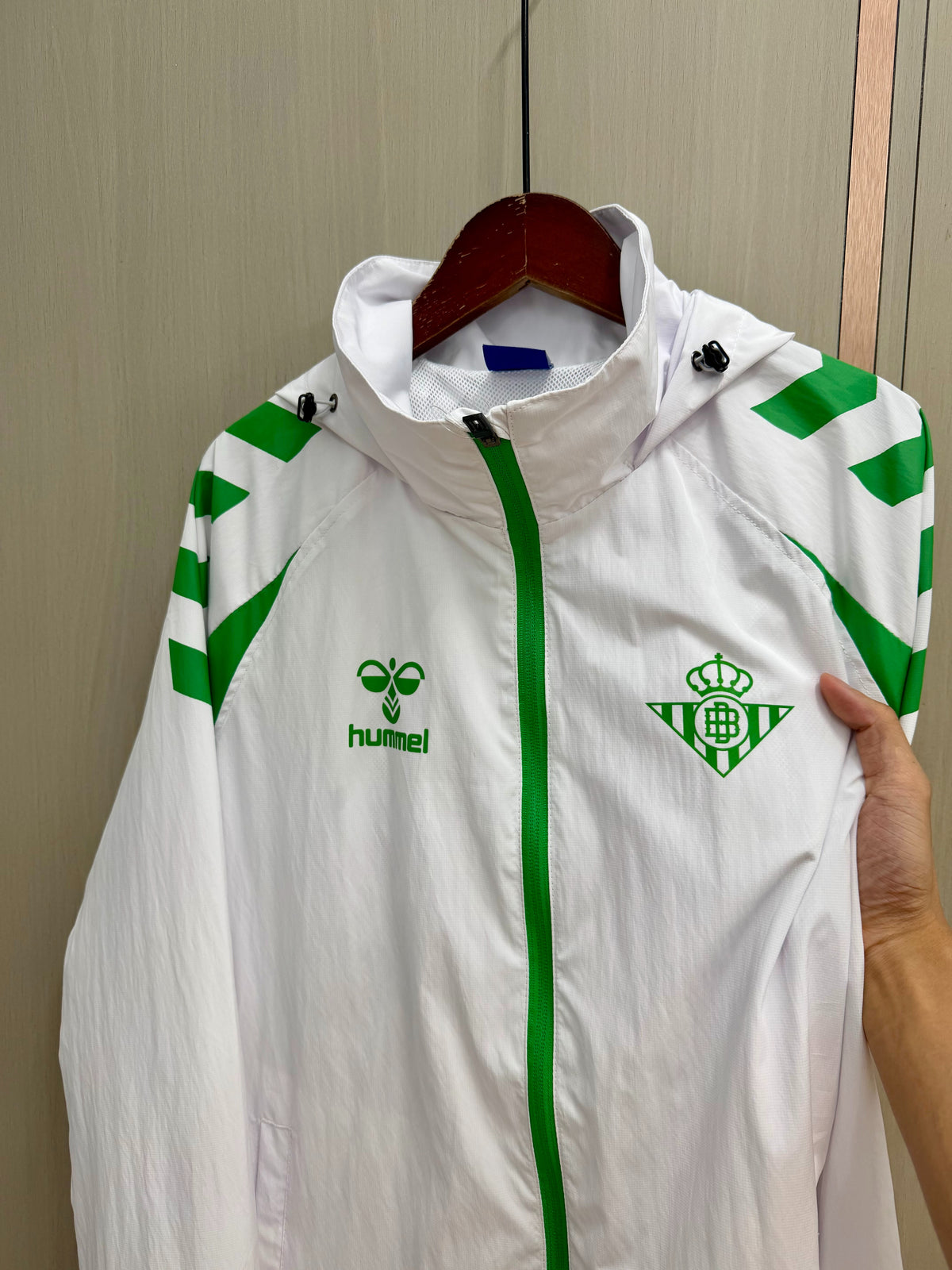 Chaqueta cortavientos blanca Betis con capucha (tallas S-XXL)