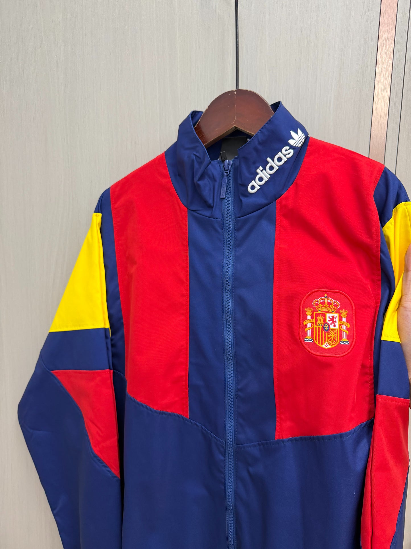Chaqueta cortavientos España 2026 azul con rojo amarillo (tallas S-XXL)